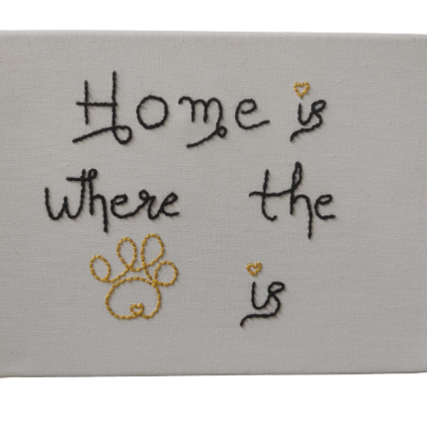 Χειροποίητος κεντημένος καμβάς "Home is where the paw is" - κεντητά, πίνακες & κάδρα