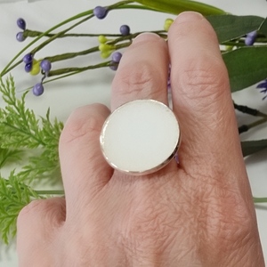 Δαχτυλίδι στρογγυλό λευκό ματ με υγρό γυαλί - ορείχαλκος, γεωμετρικά σχέδια, μεγάλα, αυξομειούμενα, φθηνά - 4
