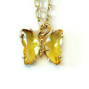 Κολιέ με ατσάλινη αλυσίδα 40 εκ, σε χρυσό, και κρυστάλλινη πεταλούδα σε κίτρινο 1×1,5 εκ. - charms, ορείχαλκος, πεταλούδα, κοντά, ατσάλι - 2