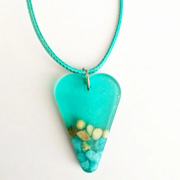 Κολιέ ρητίνης καρδιά τυρκουάζ με πέτρες 4cm - γυαλί, γυναικεία, καρδιά, εποξική ρητίνη
