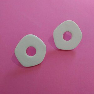 Λευκά καρφωτά σκουλαρίκια από πολυμερικό πηλό, σχήμα donuts - πηλός, καρφωτά, μικρά, ατσάλι