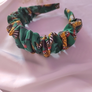 Χειροποίητη scrunchie υφασματινη στεκα μαλλιών με βαμβακερο ύφασμα σε πράσινο με αφηρημένα λουλουδάκια 40cm μήκος 1τμχ - ύφασμα, δώρο, δώρα για γυναίκες, στέκες μαλλιών παιδικές, στέκες - 2