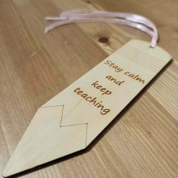 δώρο για τη δασκάλα ή το δάσκαλο ξύλινος σελιδοδείκτης μολύβι με χάραξη ' stay calm and keep teaching ' - δώρα για δασκάλες - 3