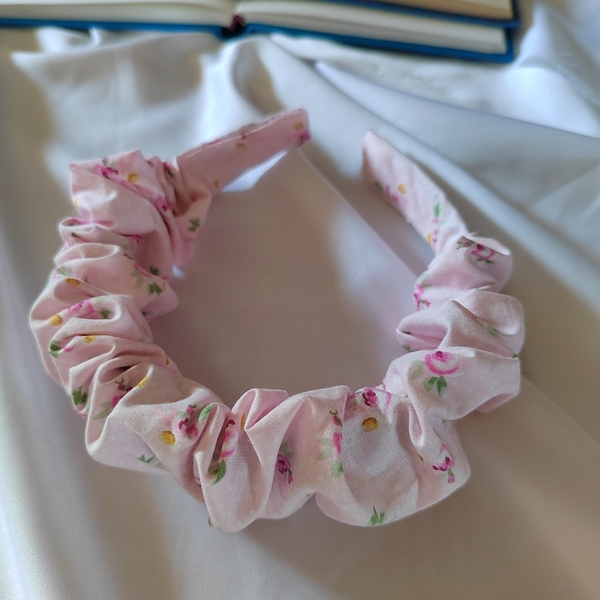 Χειροποίητη υφασματινη scrunchie στέκα μαλλιών σε ροζ χρώμα πουα με τριανταφυλλακια 40cm μήκος - ύφασμα, φλοράλ, δώρα για γυναίκες, στέκες μαλλιών παιδικές, στέκες - 2