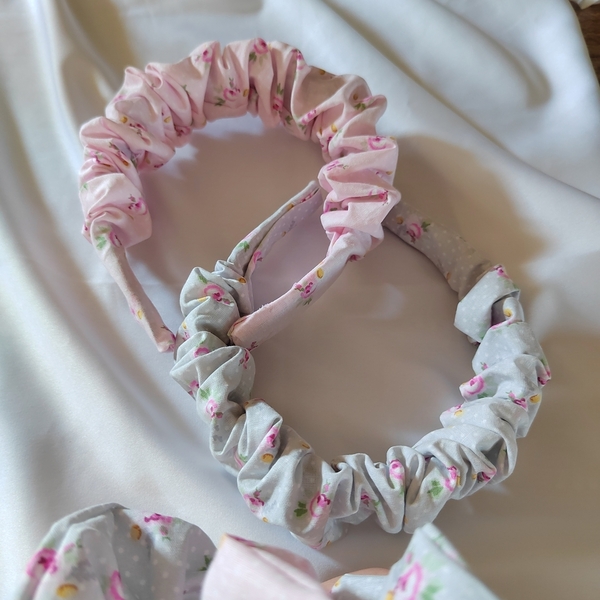 Χειροποίητη υφασματινη scrunchie στέκα μαλλιών σε ροζ χρώμα πουα με τριανταφυλλακια 40cm μήκος - ύφασμα, φλοράλ, δώρα για γυναίκες, στέκες μαλλιών παιδικές, στέκες - 3