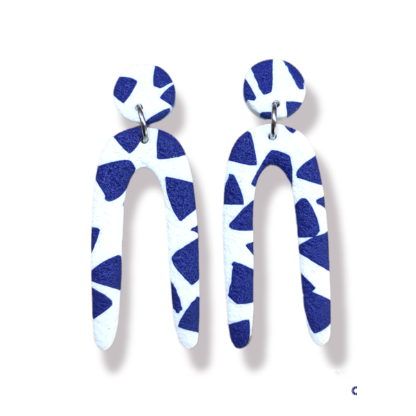 Statement κρεμαστά σκουλαρίκια από πολυμερικό πηλό σε σχήμα καμάρας με λευκό και μπλε abstract pattern - μοντέρνο, πηλός, κρεμαστά, καρφάκι