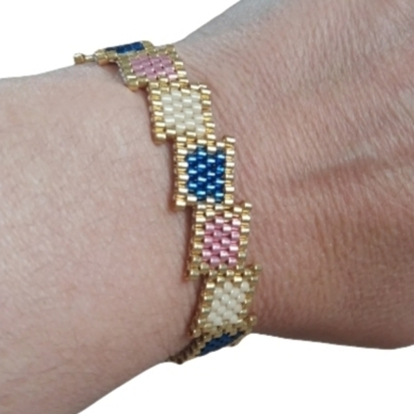 Βραχιόλι με χάντρες miyaki ,ροζ , μπλε ,χρυσό και μπεζ χρώμα σε τετράγωνα σχήματα - μήκος 17 εκ - γυαλί, σταθερά, χεριού - 2
