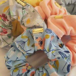 Scrunchie classic βαμβακερό γαλάζιο floral - ύφασμα, χειροποίητα, φλοράλ, λαστιχάκια μαλλιών - 2