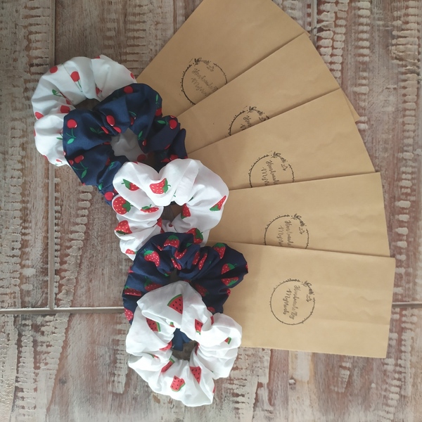 Σετ 5 υφασμάτινα βαμβακερά λαστιχάκια για τα μαλλιά- άσπρο και μπλε navy με κόκκινα καλοκαιρινά φρουτάκια - scrunchies - γυναικεία, κορίτσι, δώρο, αναμνηστικά - 4