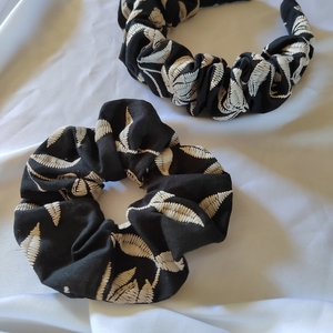 Χειροποίητη scrunchie στέκα μαλλιών υφασμάτινη με βαμβακερο ύφασμα μαύρο με κεντητα λουλουδια μπεζ με μήκος 40 cm 1 τμχ - ύφασμα, κεντητά, δώρα για γυναίκες, στέκες μαλλιών παιδικές, στέκες - 3