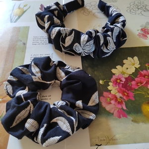 Χειροποίητη scrunchie στέκα μαλλιών υφασμάτινη με βαμβακερο ύφασμα μαύρο με κεντητα λουλουδια μπεζ με μήκος 40 cm 1 τμχ - ύφασμα, κεντητά, δώρα για γυναίκες, στέκες μαλλιών παιδικές, στέκες - 4