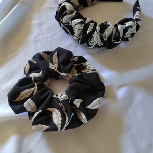 Χειροποιητο υφασμάτινο βαμβακερό scrunchie λαστιχάκι μαλλιών κοκαλάκι μαύρο με κεντητα λουλουδια μπεζ 1τμχ medium size. - ύφασμα, κεντητά, vintage, δώρα για γυναίκες, λαστιχάκια μαλλιών - 2