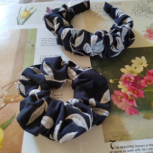 Χειροποιητο υφασμάτινο βαμβακερό scrunchie λαστιχάκι μαλλιών κοκαλάκι μαύρο με κεντητα λουλουδια μπεζ 1τμχ medium size. - ύφασμα, κεντητά, vintage, δώρα για γυναίκες, λαστιχάκια μαλλιών - 3