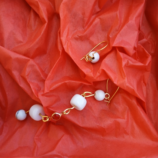 Ασύμμετρα σκουλαρίκια με λευκές χάντρες - ημιπολύτιμες πέτρες, χάντρες, all day, κρεμαστά - 4