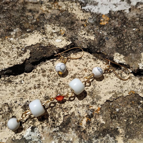 Ασύμμετρα σκουλαρίκια με λευκές χάντρες - ημιπολύτιμες πέτρες, χάντρες, all day, κρεμαστά - 5