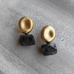Σκουλαρίκια με ημιπολύτιμες πέτρες νεφρίτη. - ημιπολύτιμες πέτρες, επιχρυσωμένα, ορείχαλκος, μικρά, κρεμαστά