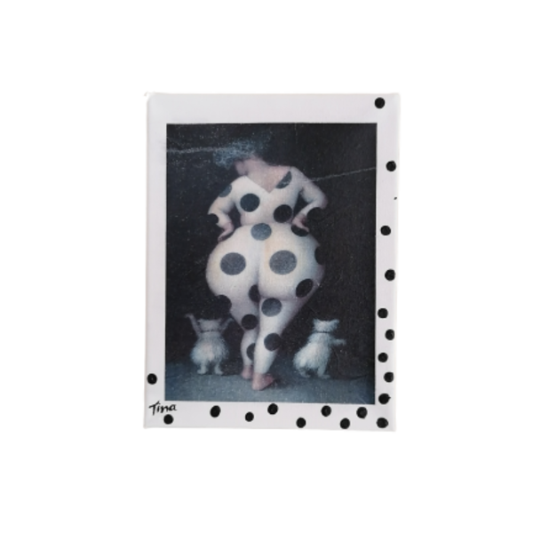 Πίνακας με καμβα τελαρωμενο "κοπέλα με πουα ολοσωμη φόρμα"διάστασης 18Χ24εκ. - πίνακες & κάδρα