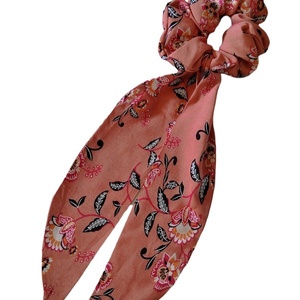Χειροποιητο υφασμάτινο βισκοζη λαστιχάκι μαλλιών scarf scrunchie με κορδέλα φουλάρι κοκαλάκι με λαχουρια και λουλούδια σε σομον 1τμχ medium size - ύφασμα, δώρα για γυναίκες, λαστιχάκια μαλλιών