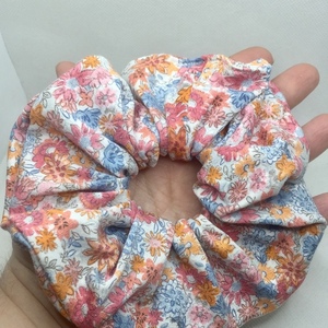 Υφασμάτινο λαστιχάκι scrunchie with colorful flowers orange - ύφασμα, κορίτσι, φλοράλ, για τα μαλλιά, λαστιχάκια μαλλιών - 3