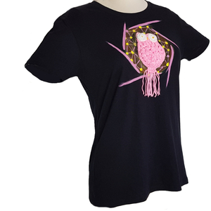 Πλεκτή Ροζ Κουκουβάγια, μαύρο Γυναικείο κοντομάνικο T-shirt. 100% βαμβάκι με ζωγραφισμένες στο χέρι λεπτομέρειες. L (large) - γυναικεία, χειροποίητα, κουκουβάγια