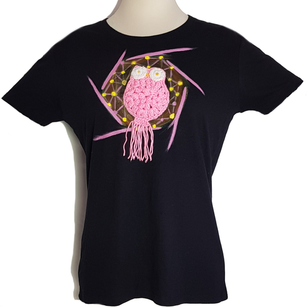Πλεκτή Ροζ Κουκουβάγια, μαύρο Γυναικείο κοντομάνικο T-shirt. 100% βαμβάκι με ζωγραφισμένες στο χέρι λεπτομέρειες. L (large) - ζωγραφισμένα στο χέρι, γυναικεία, χειροποίητα, 100% βαμβακερό - 2