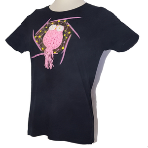 Πλεκτή Ροζ Κουκουβάγια, μαύρο Γυναικείο κοντομάνικο T-shirt. 100% βαμβάκι με ζωγραφισμένες στο χέρι λεπτομέρειες. L (large) - ζωγραφισμένα στο χέρι, γυναικεία, χειροποίητα, 100% βαμβακερό - 3