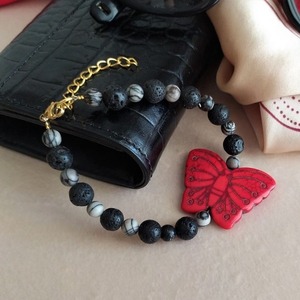 "Red Butterfly" - Βραχιόλι με ημιπολύτιμες πέτρες - ημιπολύτιμες πέτρες, πεταλούδα, χεριού, αυξομειούμενα - 3