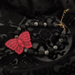 "Red Butterfly" - Βραχιόλι με ημιπολύτιμες πέτρες - ημιπολύτιμες πέτρες, πεταλούδα, χεριού, αυξομειούμενα - 5