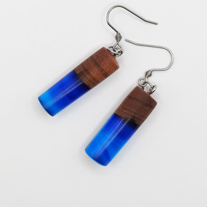 Σκουλαρίκια με ξύλο κερασιάς και μπλε υγρό γυαλί - μήκος 3 εκ - ξύλο, γυαλί, μικρά, boho, κρεμαστά - 2