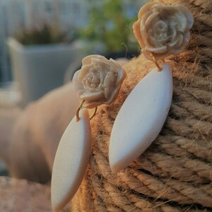 Carmen - Pearl white polymer clay handmade earrings - πηλός, λουλούδι, μικρά, κρεμαστά, καρφάκι - 3