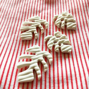 Λευκά σκουλαρίκια studs από πολυμερικό πηλό σε σχήμα φύλλου monstera - πηλός, φύλλο, κρεμαστά, καρφάκι - 4