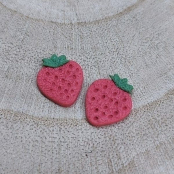 Μικρά studs φράουλες από πολυμερικό πηλό - πηλός, καρφωτά, μικρά, φρούτα - 3