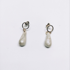 Amelie - Pearl white Handmade polymer clay earrings - πηλός, μικρά, κρεμαστά, καρφάκι - 2