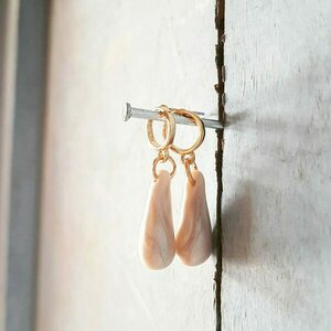 Amelie - Pearl white Handmade polymer clay earrings - πηλός, μικρά, κρεμαστά, καρφάκι