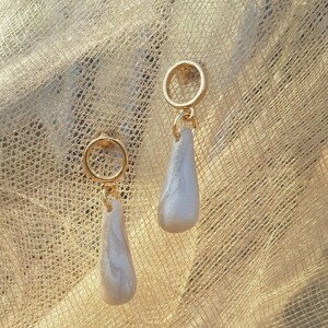Amelie - Pearl white Handmade polymer clay earrings - πηλός, μικρά, κρεμαστά, καρφάκι - 3