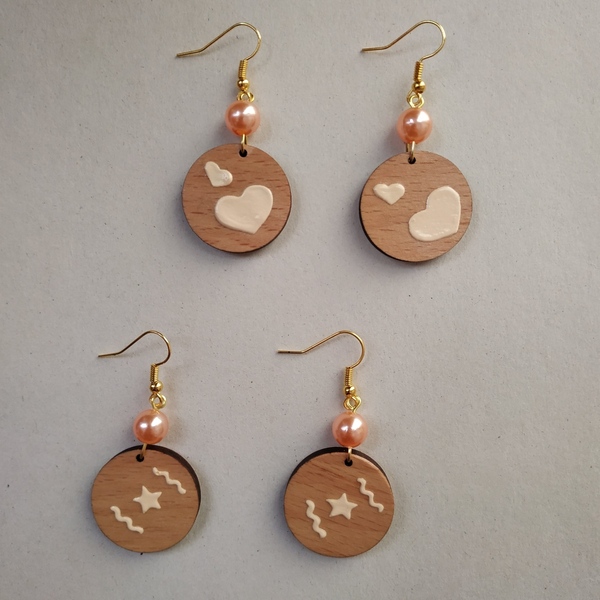 Σκουλαρίκια με ζωγραφισμένο ξύλινο κύκλο και πέρλα - σχέδιο 1 - ξύλο, καρδιά, απαραίτητα καλοκαιρινά αξεσουάρ, κρεμαστά - 2