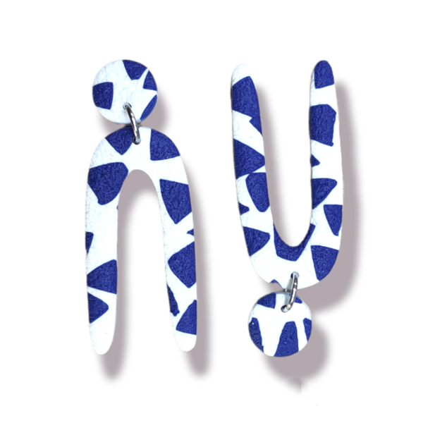 Statement κρεμαστά σκουλαρίκια από πολυμερικό πηλό σε σχήμα καμάρας με λευκό και μπλε abstract pattern - μοντέρνο, πηλός, κρεμαστά, καρφάκι - 3