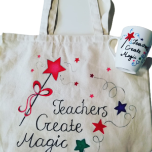 ΚΟΥΠΑ ΓΙΑ ΔΑΣΚΑΛΑ/ΛΟ 330ml ΖΩΓΡΑΦΙΣΜΕΝΗ ΣΤΟ ΧΕΡΙ "teachers create magic" - πορσελάνη, personalised, κούπες & φλυτζάνια, δώρα για δασκάλες, για δασκάλους - 4