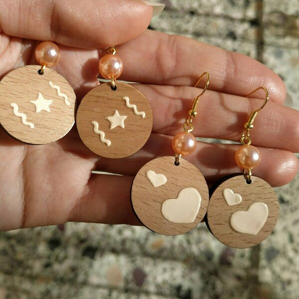 Σκουλαρίκια με ζωγραφισμένο ξύλινο κύκλο και πέρλα - σχέδιο 1 - ξύλο, καρδιά, απαραίτητα καλοκαιρινά αξεσουάρ, κρεμαστά - 4