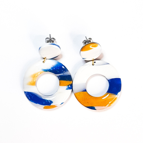 Καλοκαιρινά σκουλαρίκια από λευκό μπλε και χρυσό πολυμερικό πηλό με επικάλυψη από υγρό γυαλί - πηλός, κρεμαστά, καρφάκι