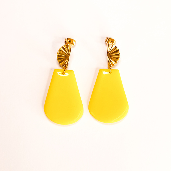Μίνιμαλ σκουλαρίκια από κίτρινο πολυμερικό πηλό με επικάλυψη από υγρό γυαλί - επιχρυσωμένα, πηλός, ατσάλι, κρεμαστά, καρφάκι