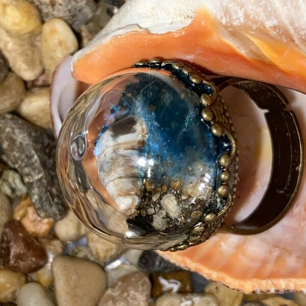 Δαχτυλίδι αυξομειούμενο με γυάλινο θόλο , θάλασσα απο υγρό γυαλί και αληθινή άμμο με κοχύλι. - γυαλί, επάργυρα, κοχύλι, θάλασσα, αυξομειούμενα - 2