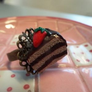 Φέτα τούρτας σοκολάτας με φράουλα/ δαχτυλίδι/ αυξομειούμενο/ μεσαίο/ πολυμερικός πηλός - πηλός, μεγάλα, αυξομειούμενα - 3