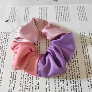 Χειροποιητο υφασμάτινο λαστιχάκι μαλλιών scrunchie κοκαλάκι σατέν patchwork με τρία χρώματα ροζ κοραλι μωβ medium size 1τμχ - ύφασμα, δώρα για γυναίκες, headbands - 2