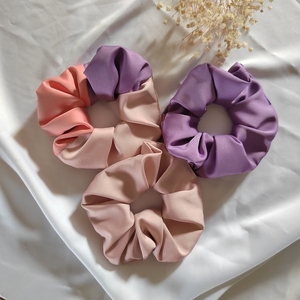 Χειροποιητο υφασμάτινο λαστιχάκι μαλλιών scrunchie κοκαλάκι σατέν patchwork με τρία χρώματα ροζ κοραλι μωβ medium size 1τμχ - ύφασμα, δώρα για γυναίκες, headbands, σατεν scrunchies - 4