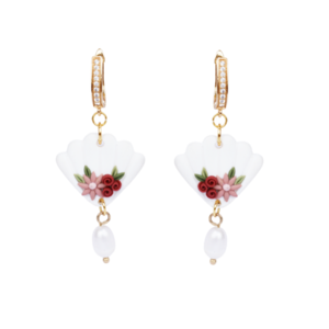 Mermaid Floral Earrings | Χειροποίητα λευκά κρεμαστά σκουλαρίκια με λουλούδια (επιχρυσωμένος ορείχαλκος, πηλός) (6,5εκ.) - επιχρυσωμένα, πηλός, λουλούδι, κρεμαστά, νυφικά