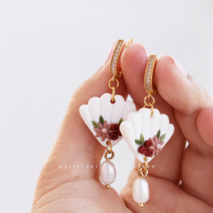 Mermaid Floral Earrings | Χειροποίητα λευκά κρεμαστά σκουλαρίκια με λουλούδια (επιχρυσωμένος ορείχαλκος, πηλός) (6,5εκ.) - επιχρυσωμένα, πηλός, λουλούδι, κρεμαστά, νυφικά - 2