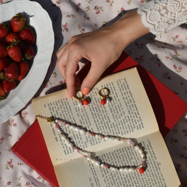 Pearl Strawberry Hoops| Ατσάλινα επιχρυσωμένα κρικάκια με χειροποίητες φράουλες & μαργαριτάρια (πηλός, ατσάλι) (16mm) - πηλός, κρίκοι, μικρά, ατσάλι - 3