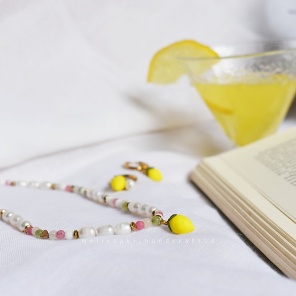 Pearl Lemon Necklace | Ατσάλινo επιχρυσωμένo κολιέ με χειροποίητο λεμόνι, ημιπολύτιμους λίθους & μαργαριτάρια (πηλός, ατσάλι) (40cm + 5cm προέκταση) - μαργαριτάρι, τσόκερ, ατσάλι, πέρλες - 3