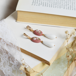 Dusty Rose Floral Earrings | Χειροποίητα ροζ κρεμαστά σκουλαρίκια με λουλούδια (επιχρυσωμένος ορείχαλκος, πηλός) (7cm) - επιχρυσωμένα, πηλός, λουλούδι, κρεμαστά, νυφικά - 2
